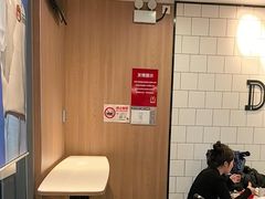 -麦当劳(上海虹桥站30B检票口楼上)