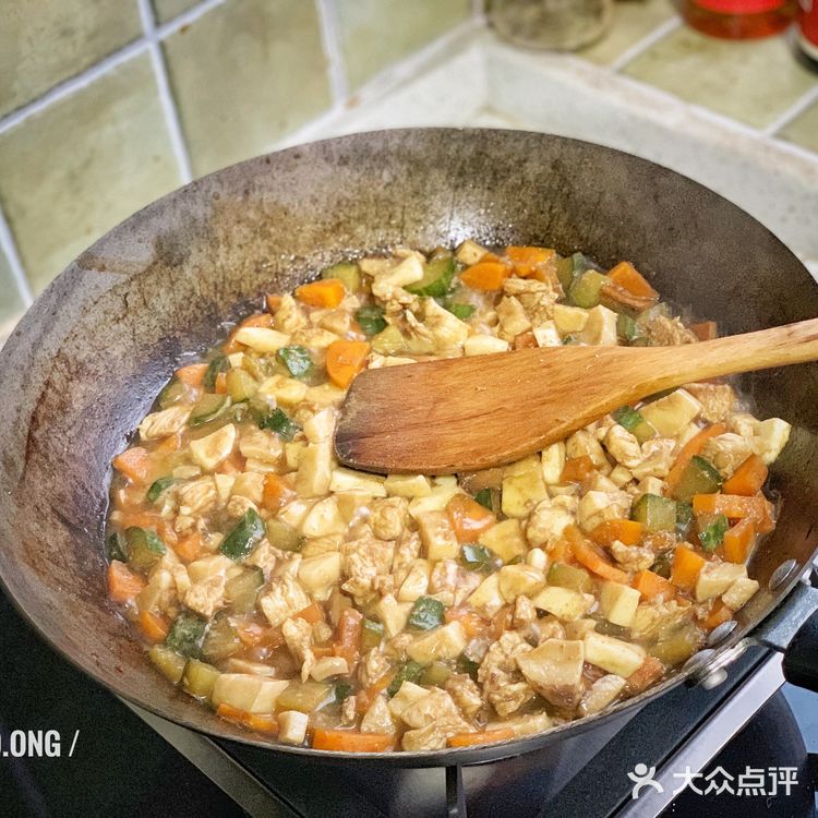 黑の食谱 / 小炒鸡丁，各种菜菜配鸡肉，清新爽口好吃唉！