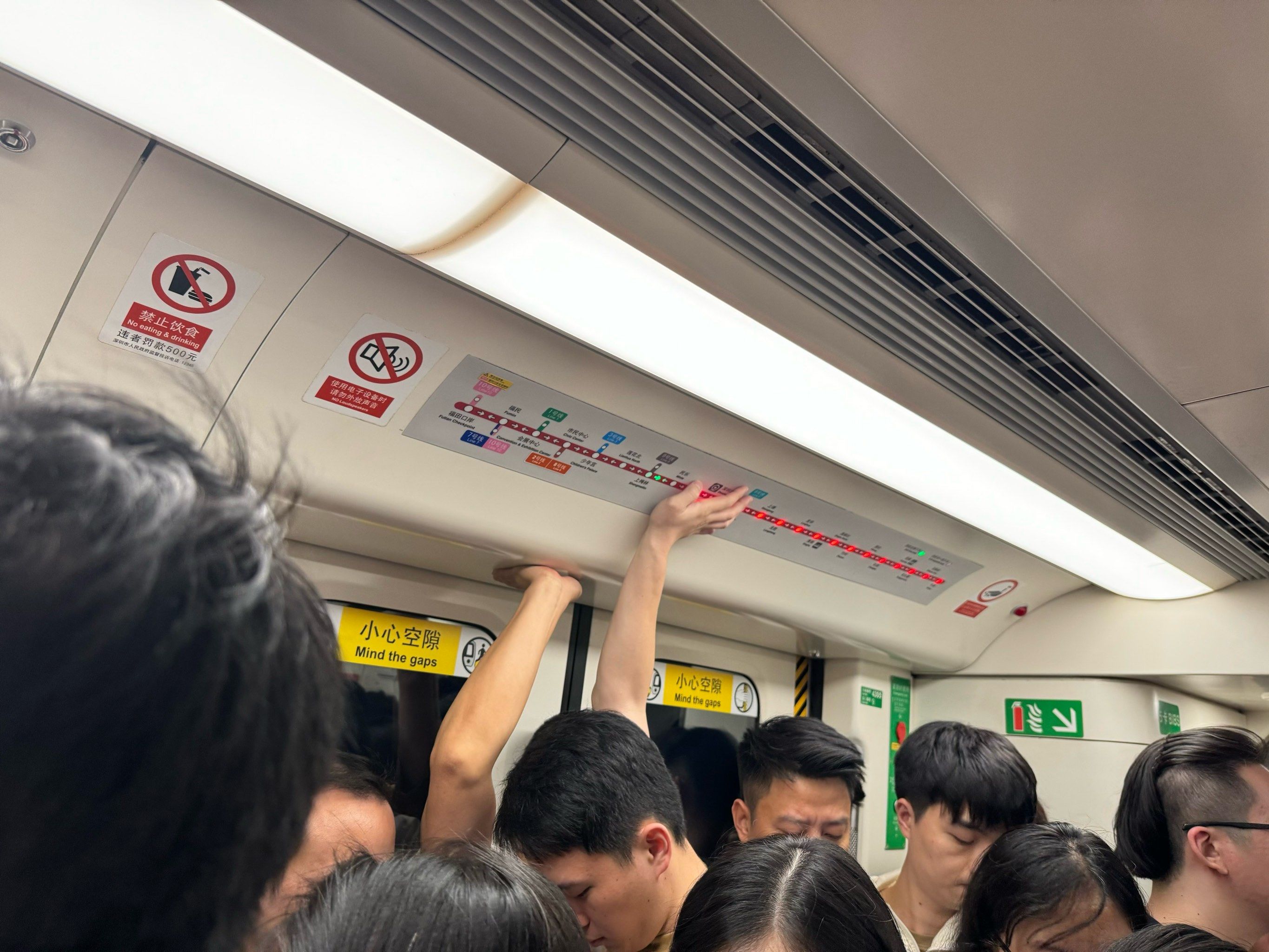 看深圳地铁都给孩子挤成啥样了哈哈哈哈