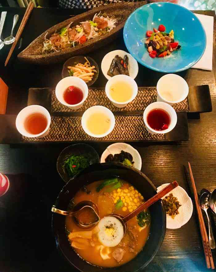 雕爷牛腩(正大广场店)-"心心念念了很久的店.服务员都是以黑纱蒙面.