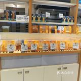 店员说可以用，然后我就买了一个三色吐司，说实话