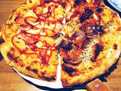 招牌狂野双拼夏威夷披萨-盘炉forenza·云贵川融合小食堂 ( 钟楼中柳巷店)