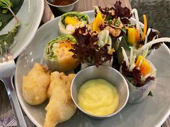 酥炸老虎虾香芒米纸卷配榴莲汁-CHINCHIN 青青·泰国料理(万象食家店)