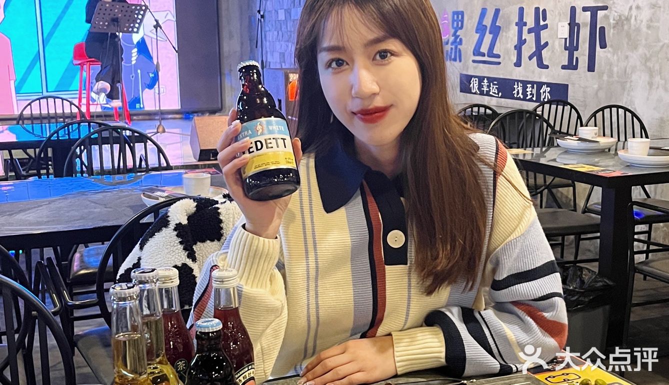 姐妹们集合！快来吃帅哥剥的龙虾！