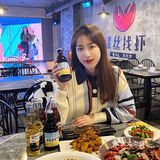 姐妹们集合！快来吃帅哥剥的龙虾！