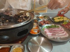 -围炉肉舍•炭烤活鳗•丹东海鲜烤肉(步行街店)