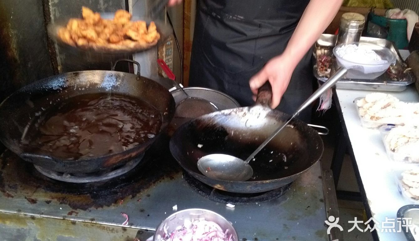 一家炸猪排铺子因为店员春节没有回乡，得以早早开业