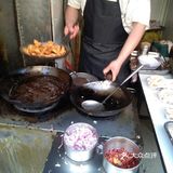 一家炸猪排铺子因为店员春节没有回乡，得以早早开业