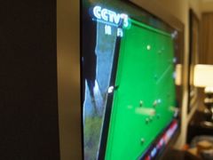 卧室的大电视-王府半岛酒店