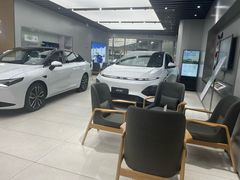 -小鹏汽车(上海静安大融城店)