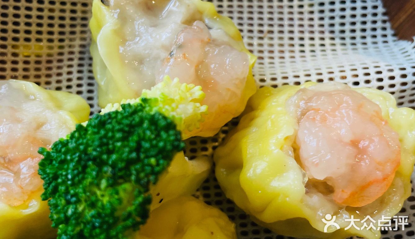 「经典猪肚鸡（中份）」「广顺兴煲仔饭」「毛根甘蔗水」「料碟」「至尊虾饺皇」「广式鸡蛋肠粉」「石磨老豆腐」「蔬菜大拼」「菌菇拼盘」「鲜虾烧卖」「豉汁蒸排骨」「紫金酱牛肚」「潮汕牛肉丸」「大口吃饭的小朋友」「顺兴叉烧（中份）」「广式鸡蛋肠粉」