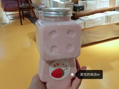 草莓奶昔-聪妈的面包店(华侨新城店)