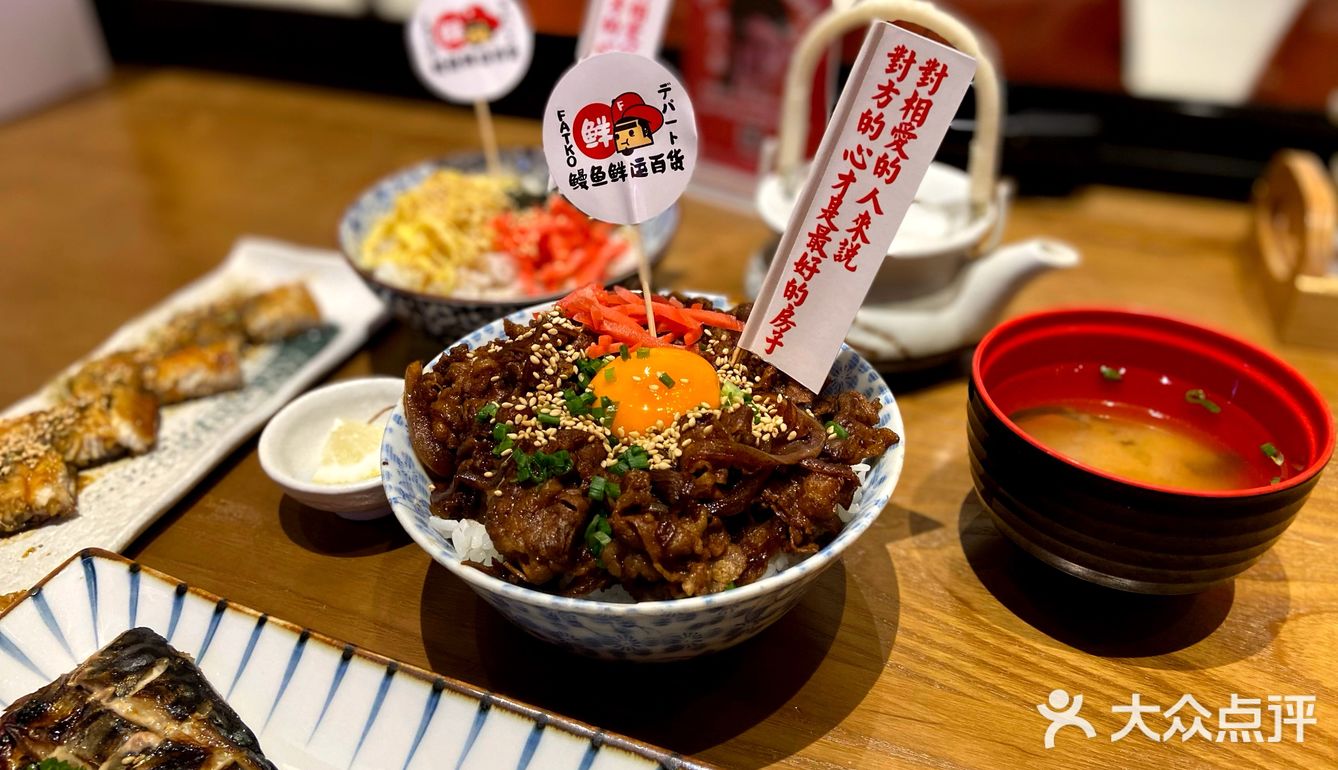 服务生超级热情，会主动来介绍店里的特色菜