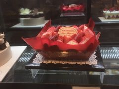 一口幸福草莓慕斯-巴黎贝甜(宜山路店)