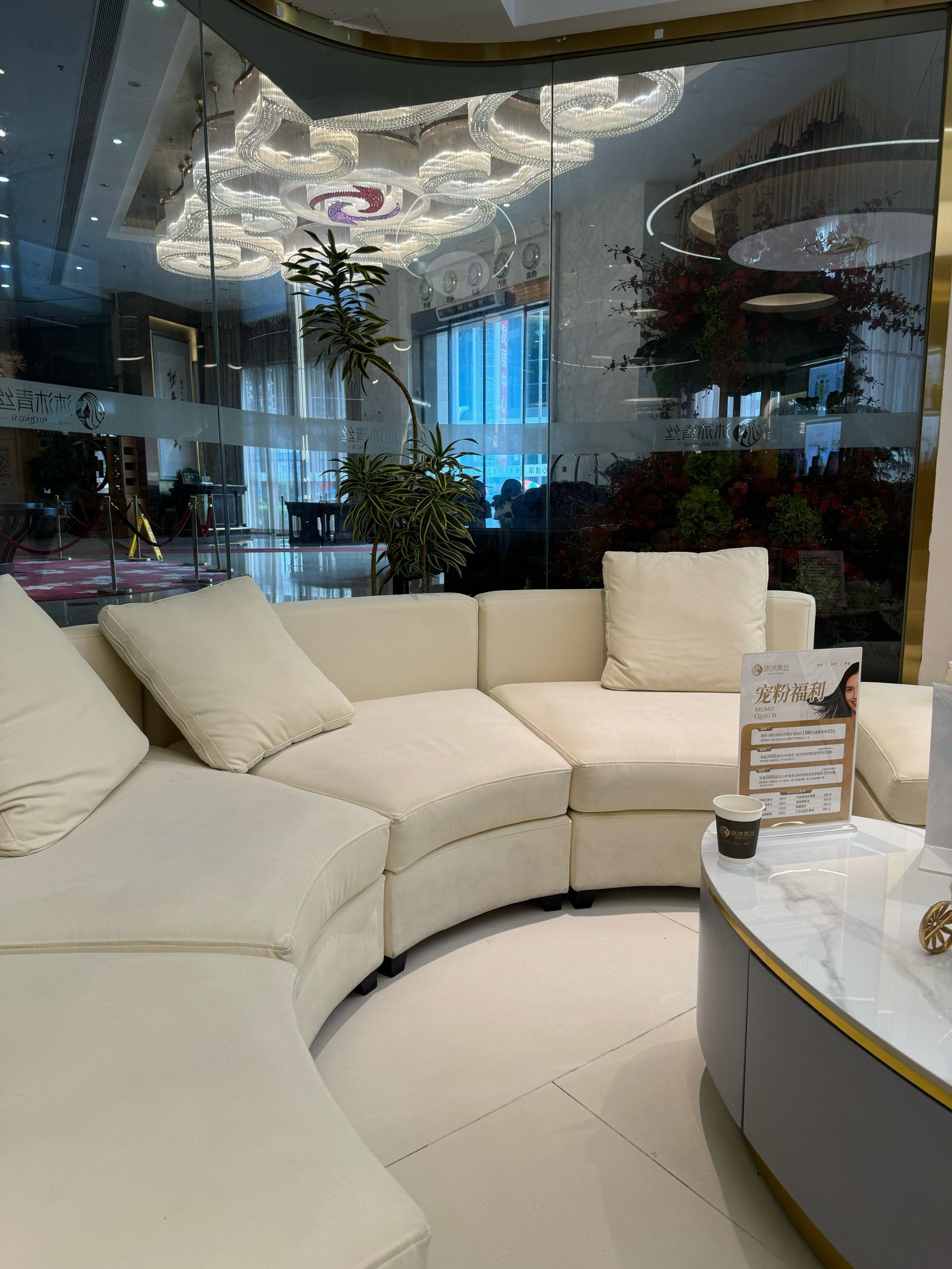 位置非常好找,就在罗湖发展中心酒店大堂90,如果游客住在这里,那么