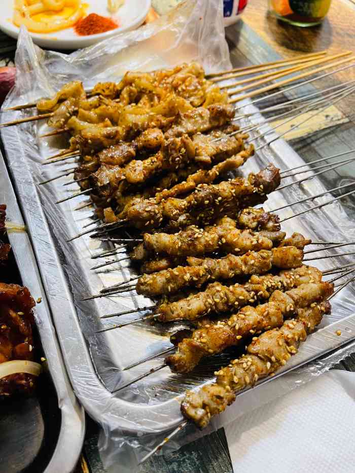 勃利地摊·勃立小串烧烤-"被朋友种草的小店,空间不大,人很多,需要.