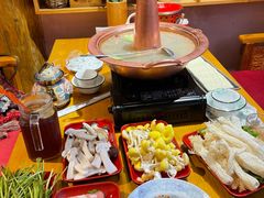 腊排骨拼土鸡火锅-民食香·腊排骨野生菌美食(木府店)