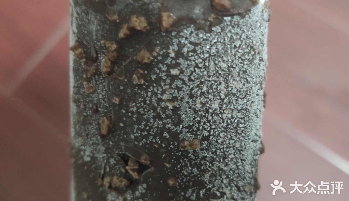 蓝莓酱下面还有一层巧克力碎粒，夹杂在一起