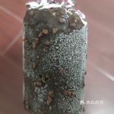 蓝莓酱下面还有一层巧克力碎粒，夹杂在一起