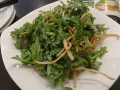 茼蒿拌馓子-老牌坊•鲁菜名店•地道济南菜(大观园商埠店)