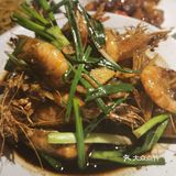 上周在虹口老头儿油爆虾前有23桌果断放弃今到店1点没排队油爆虾卖完了点了个沼虾王实物很大VS基围虾像吃大只小龙虾吃好祖宗一定要坐这个火车我走都比他开得快可算哄回家了这周第一周幼儿园生活结束我感觉他是去聊天的吃饭深受老师表扬吃货本色不改继续加油