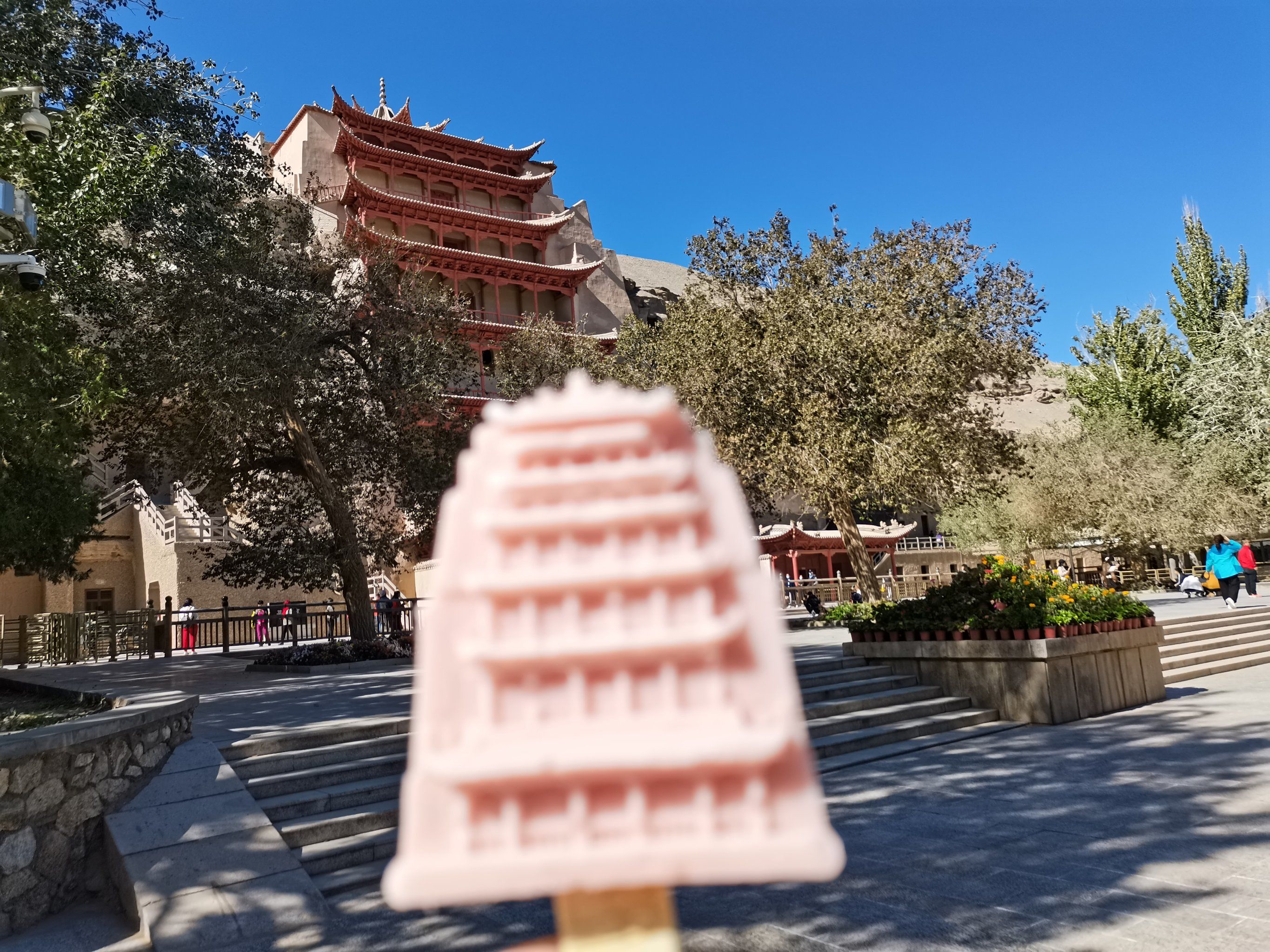 敦煌莫高窟的网红雪糕九层楼来一支,味道好