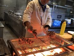 正在烤的羊肉串-星伦多自助料理(爱琴海店)