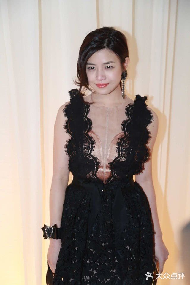 陈妍希的一袭黑色蕾丝小礼裙简直太美了