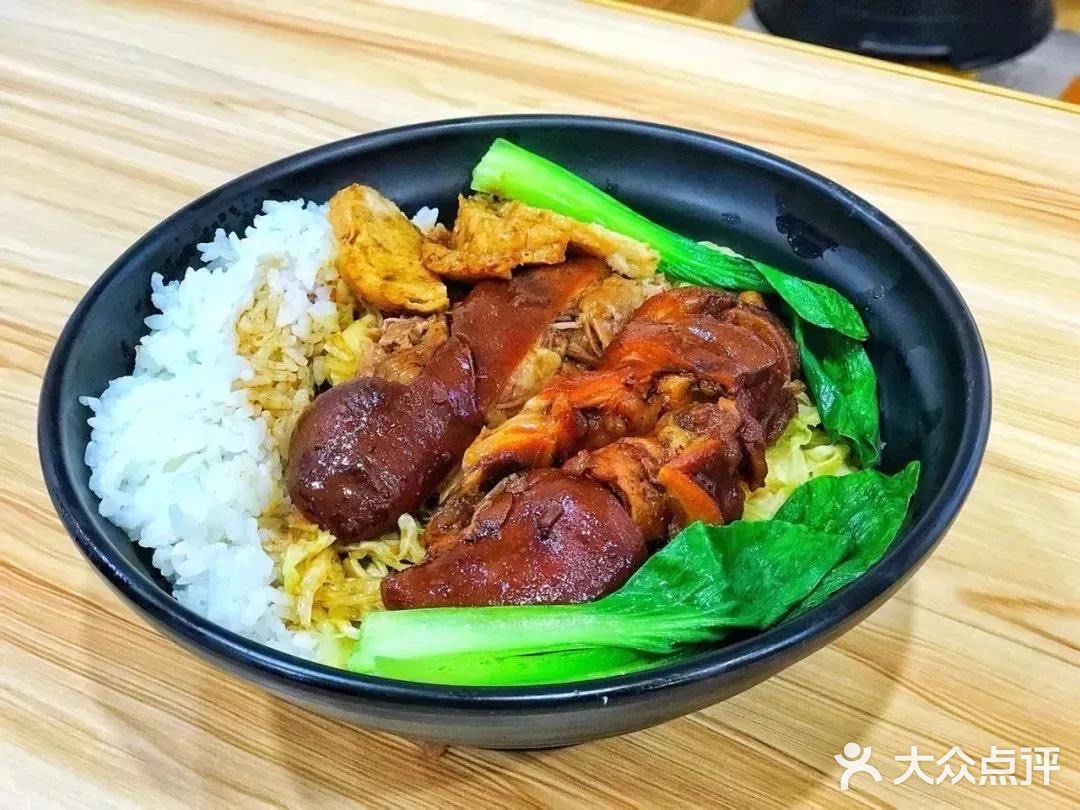 油亮亮的卤肉饭，真满足
