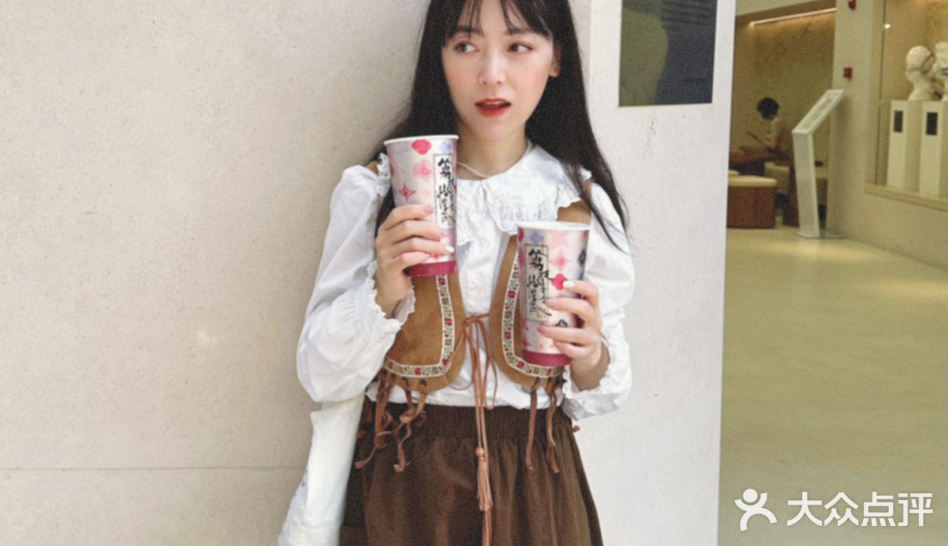 第一次喝茶理宜世就被惊到了 不愧是店员推荐的荔枝季新品