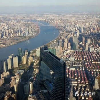 俯瞰上海 上海中心大厦高632米，外形好似一个吉他拨