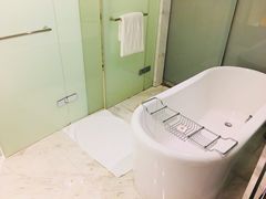 -上海滴水湖皇冠假日酒店