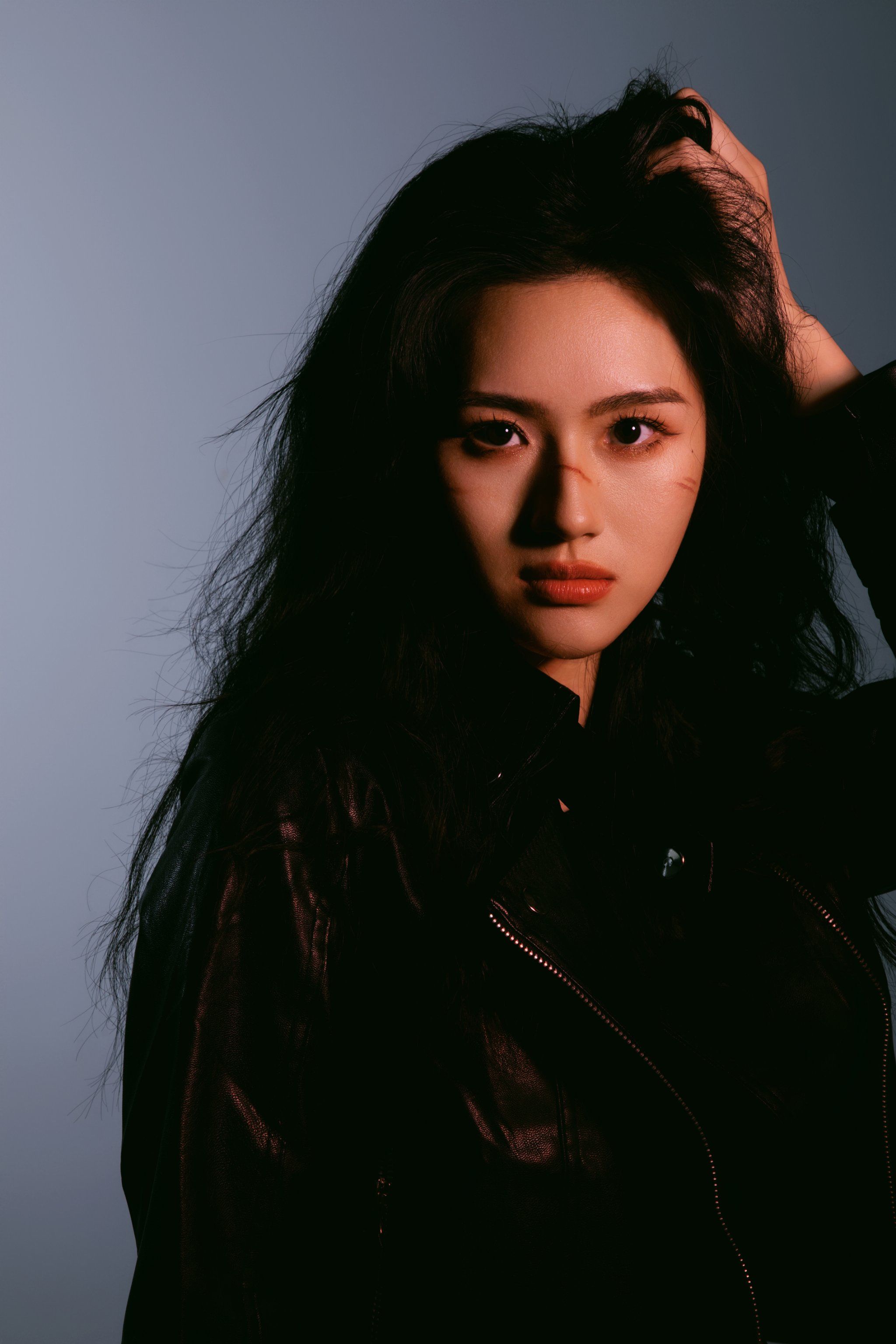 电影封面写真,今天是光影交织的时尚女郎