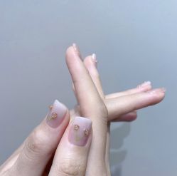 -花岐款式专研健康美甲沙龙