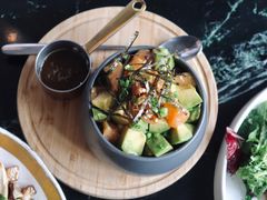 鲑鱼牛油果饭-The Rug Cafe(王府中环店)
