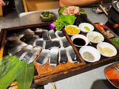 -围炉肉舍丹东海鲜烤肉·烤活鳗(步行街店)