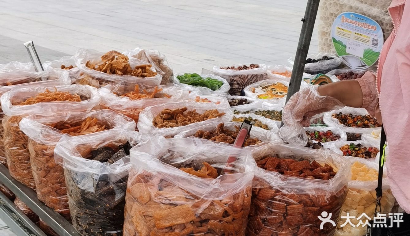 摩天轮下的小商贩