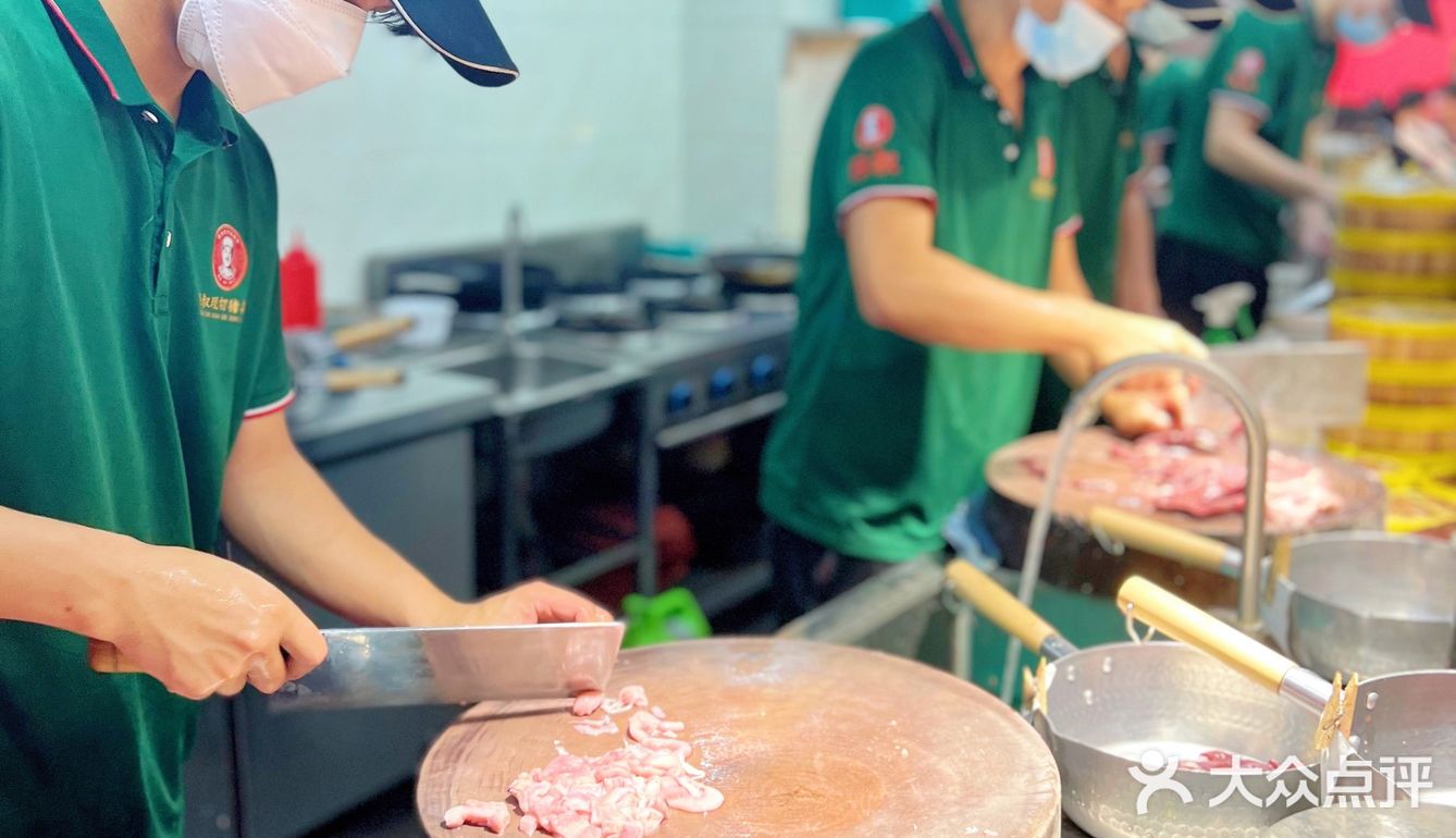 近排敲火爆的现切猪杂粥