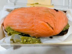 牛油果三文鱼丹麦-天井·丑面包搭咖啡