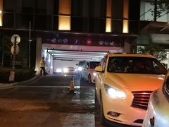 开出地面后堵在人行道上，一大串。-龙湖虹桥天街-停车场