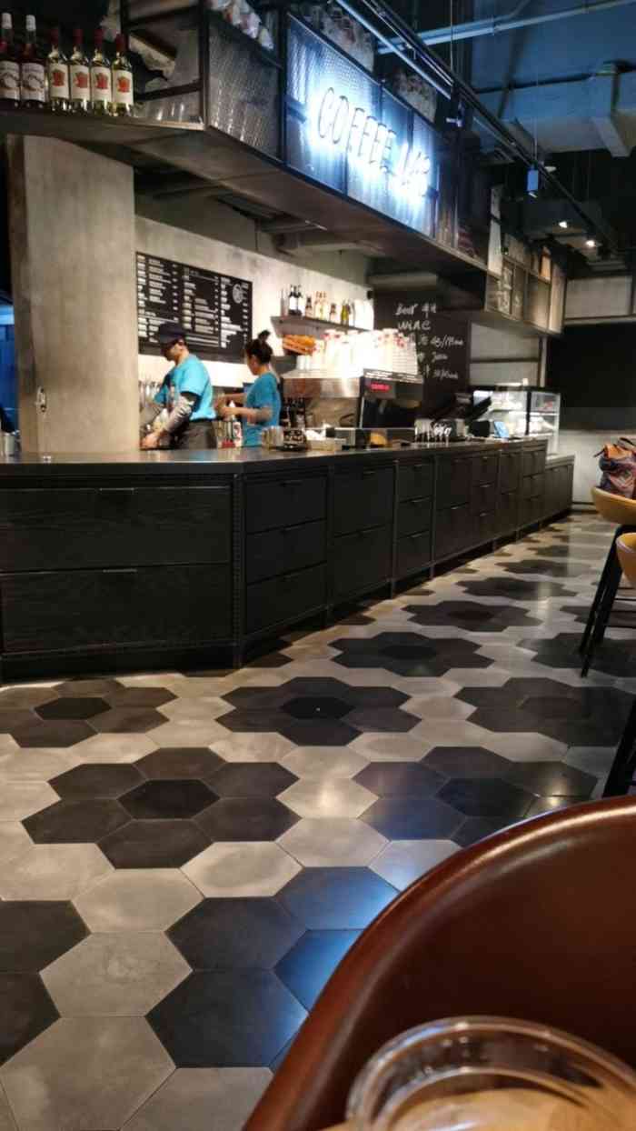 打分    /人 好淡的拿铁,没咖啡味,更别说什么层次了,跟商场里的wagas