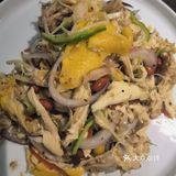 打开新世界大门。「港式腊味煲仔饭」煲仔饭酱油拌好