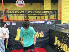 -爱蹦iBOON蹦床运动馆(江汉店)
