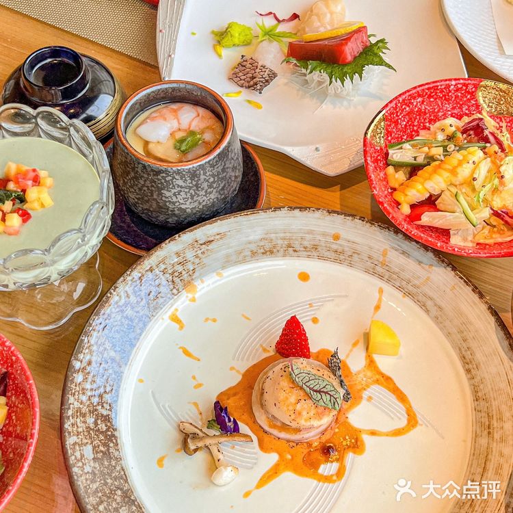 坐在窗边就可以看到南湖的风景