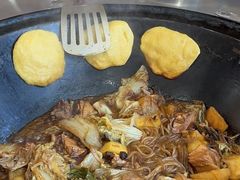 -粘豆包柴火铁锅炖