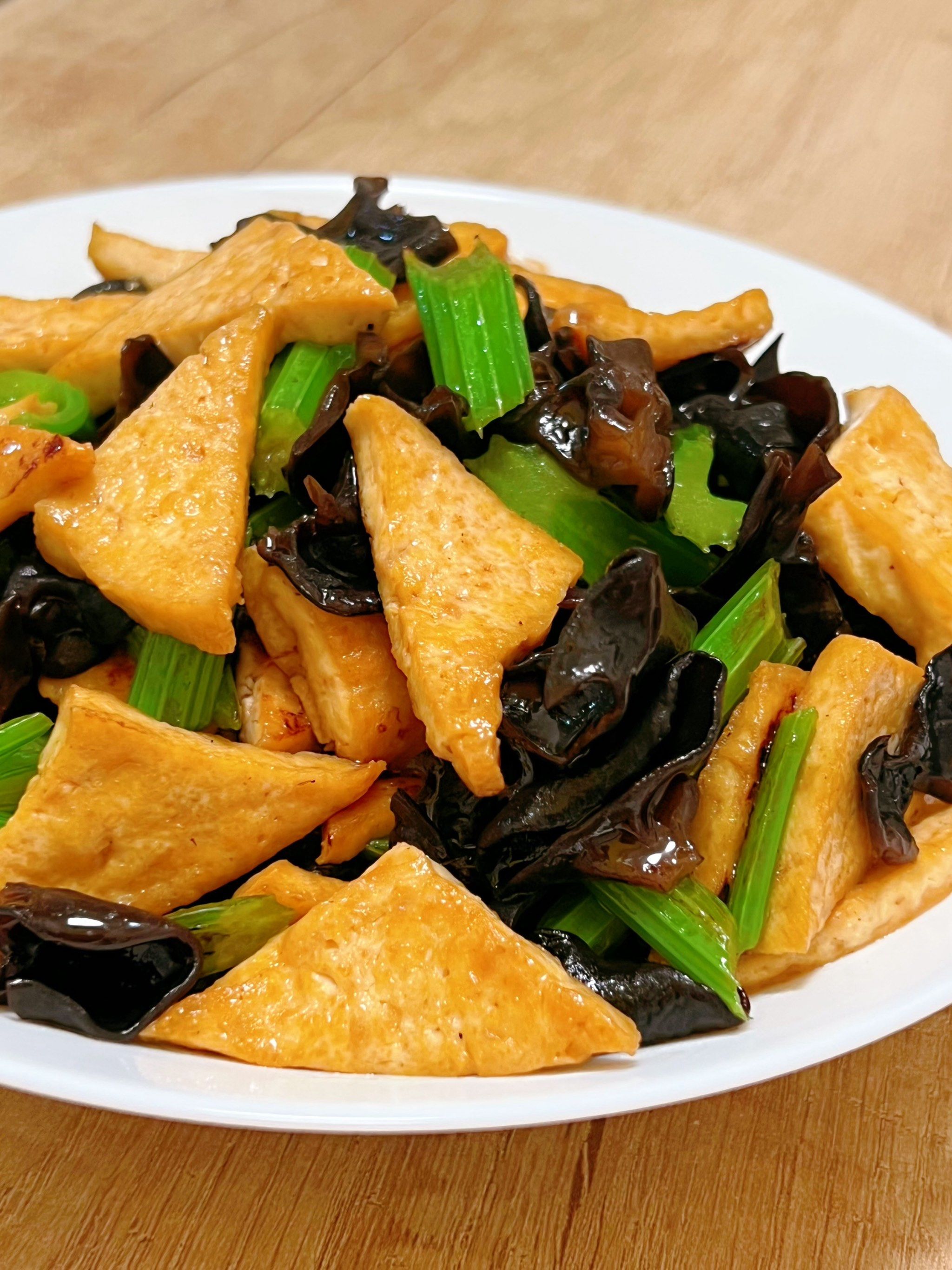 ⃣木耳洗净泡发焯水备用,芹菜焯水
3️⃣芹菜木耳大火爆炒后