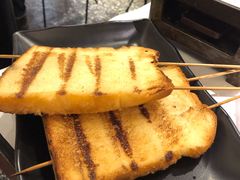 蜂蜜黄油面包-夜半不二海鲜炭烤(文汇巷店)