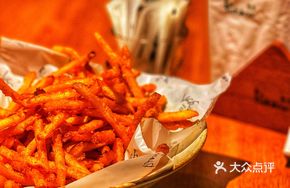 Garlic-Flavored Thin Potato Sticks with Truffle Cream Sauce