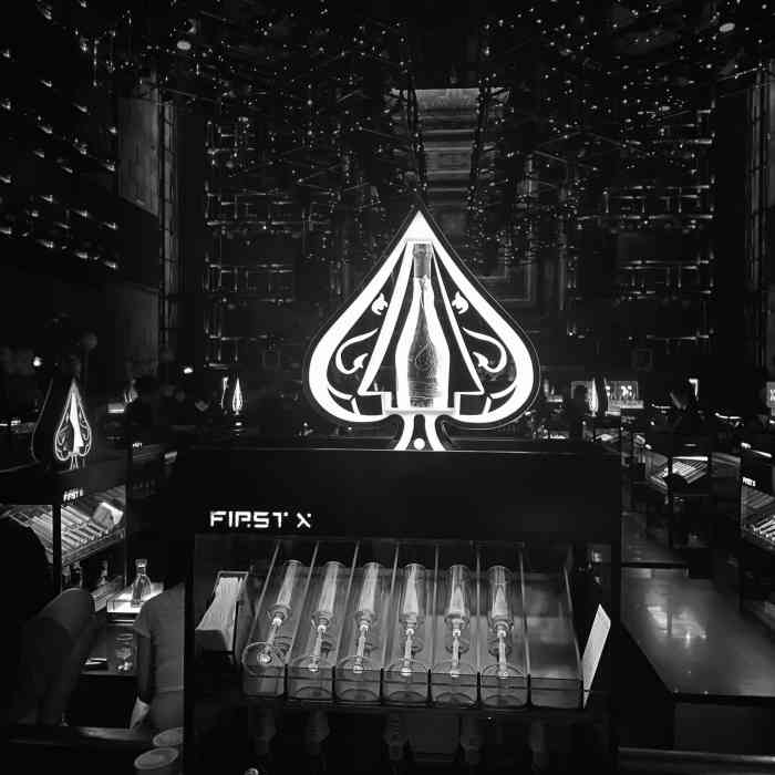 first x 酒吧-"朋友带来的 到了晚上很high 酒保都挺.