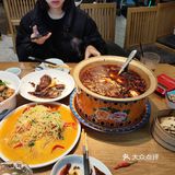 我与朋友们来到了一家川湘菜馆